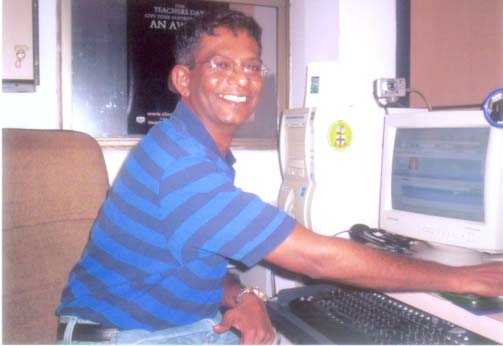 OG Ashok Bennett at Tusky's desk - Dec 2004. He had come down to Chennai from Chicago for the re-union.